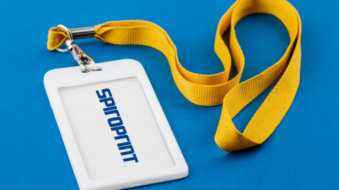 Lanyards promocionales con logotipo como gadget corporativo práctico y estético