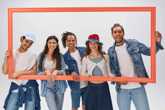 ¿Cómo ayuda la ropa promocional impresa a que una marca destaque entre la multitud?